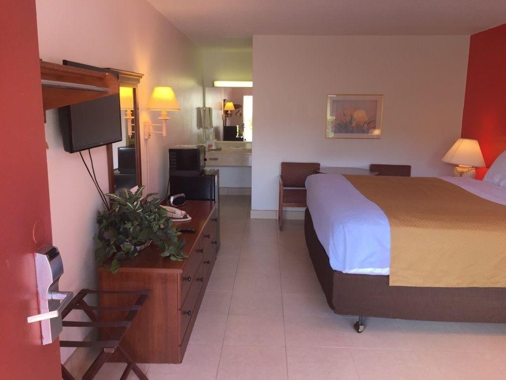Econo Lodge North Норт-Форт-Маєрс Екстер'єр фото